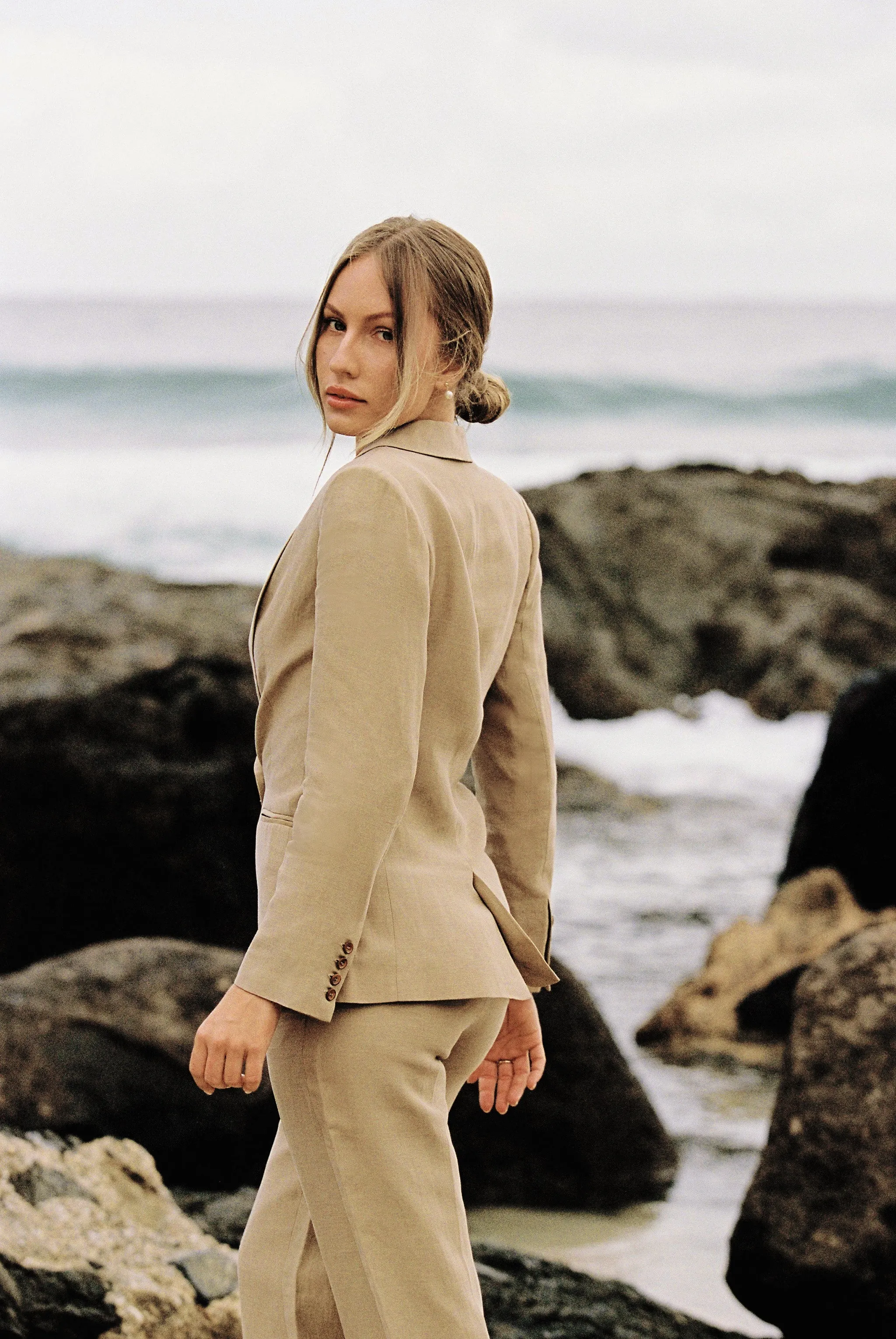 PETITE FEMME - TAILORED LINEN BLAZER - ALMOND