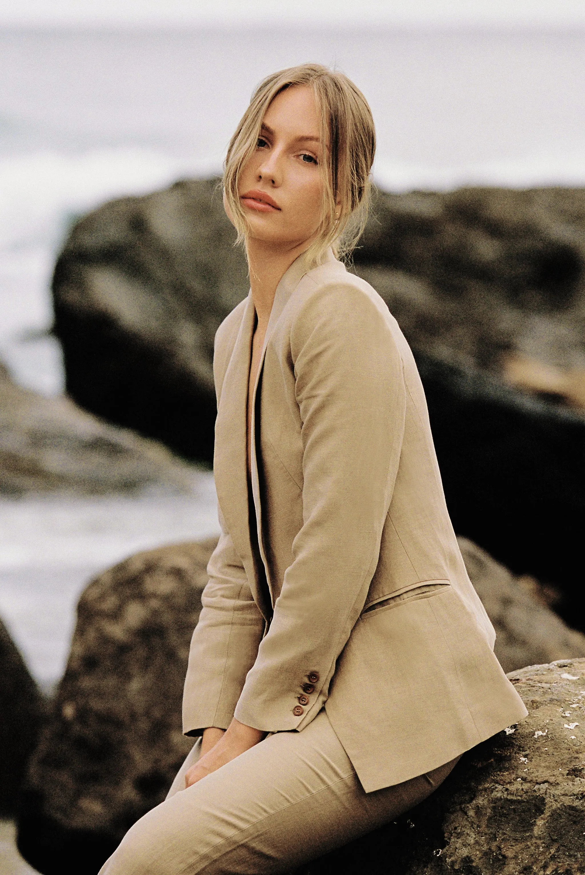PETITE FEMME - TAILORED LINEN BLAZER - ALMOND