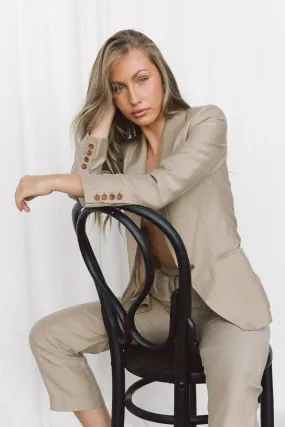 PETITE FEMME - TAILORED LINEN BLAZER - ALMOND