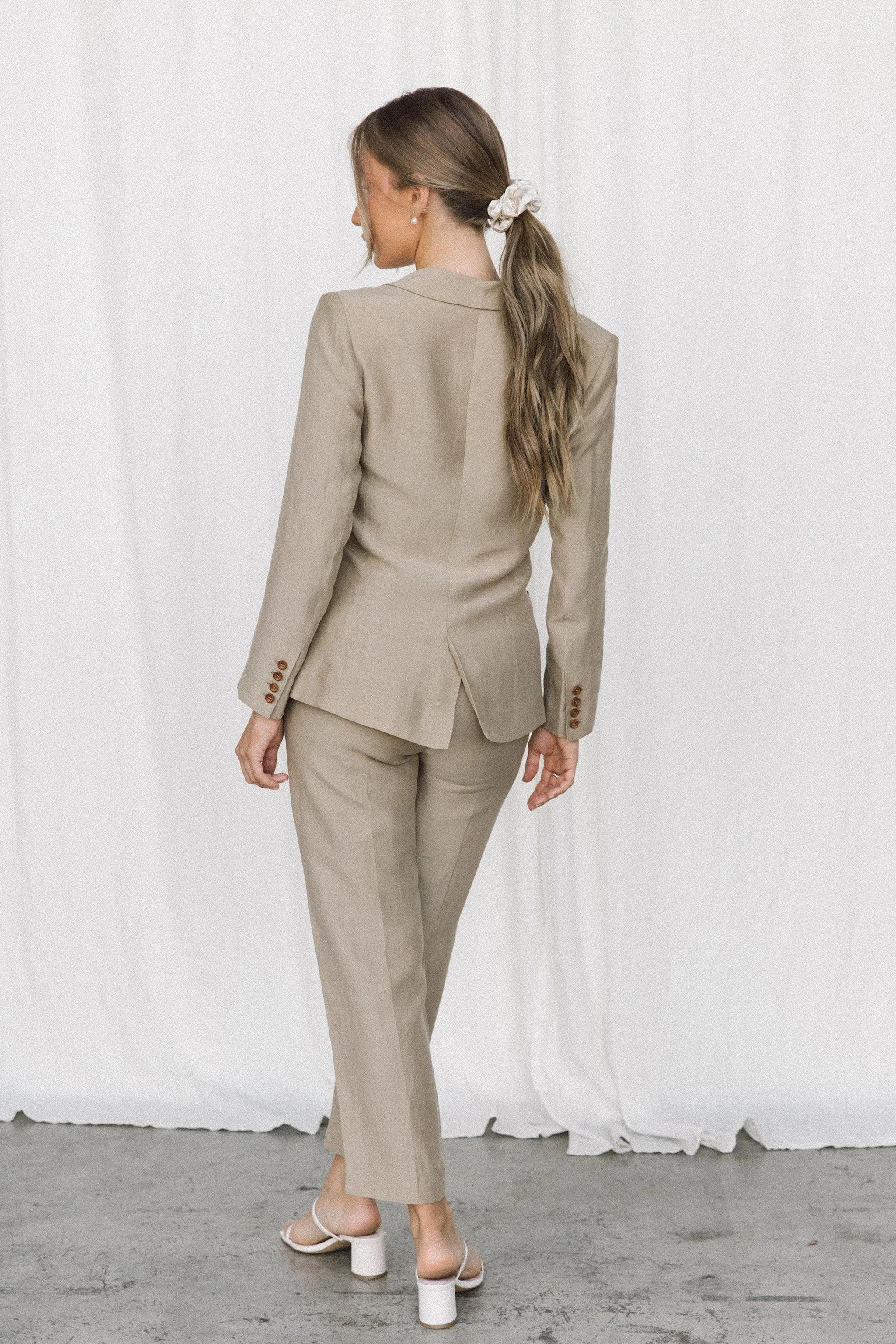 PETITE FEMME - TAILORED LINEN BLAZER - ALMOND